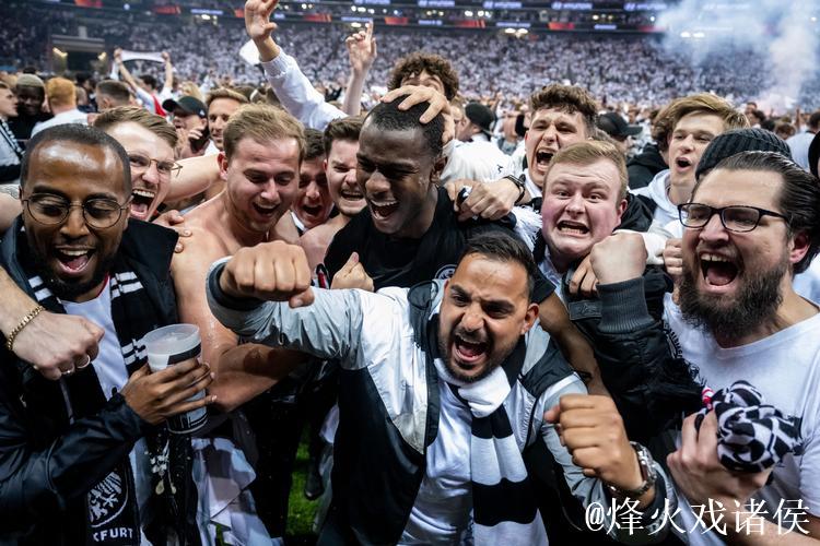 每体:约千名法兰克福球迷无票试图进场遭制止 每体:约千名法兰克福球迷无票试图进场遭制止